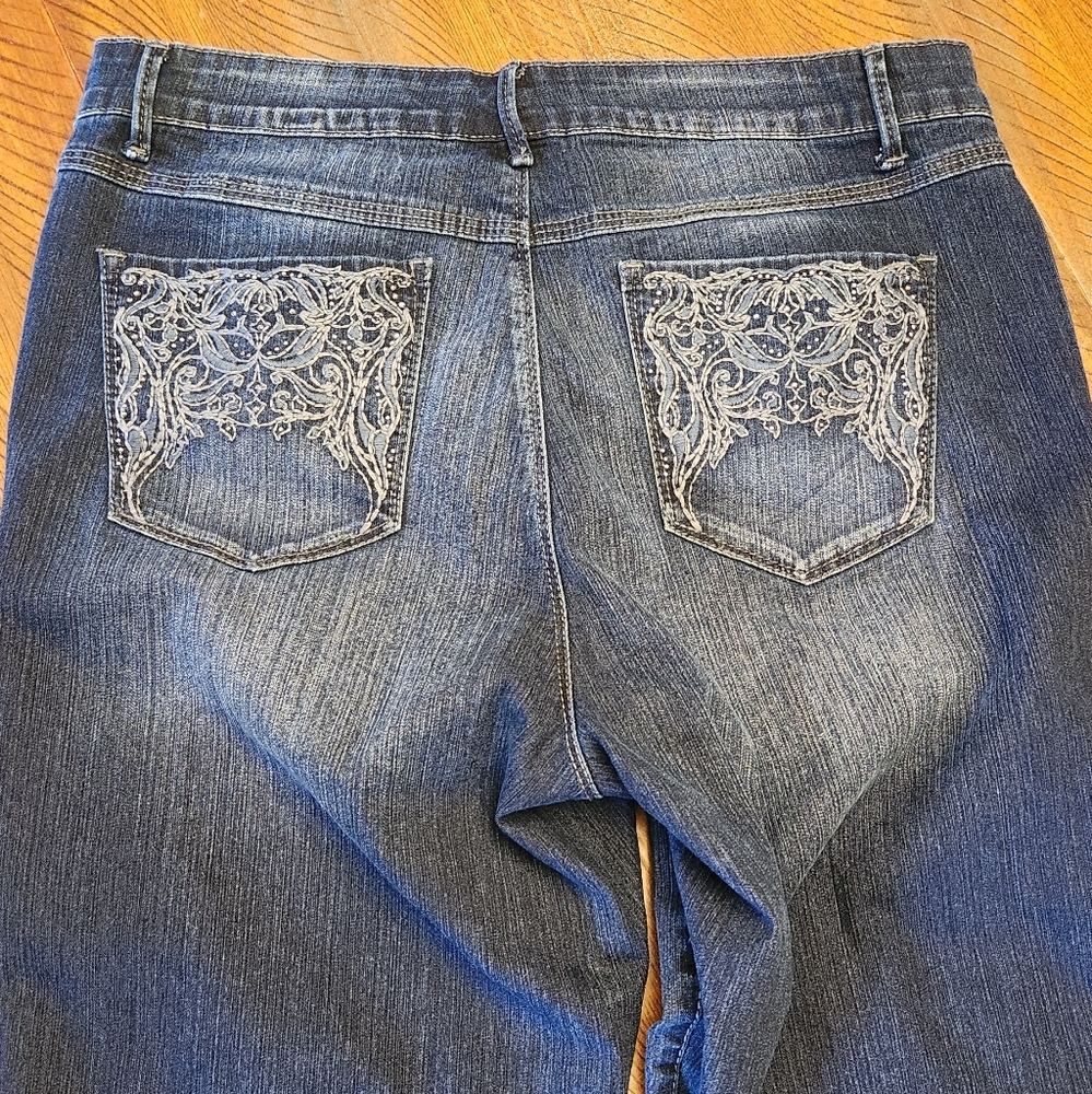 🎈2/$15 Denim capris size 10. (L2) - Picture 7 of 8